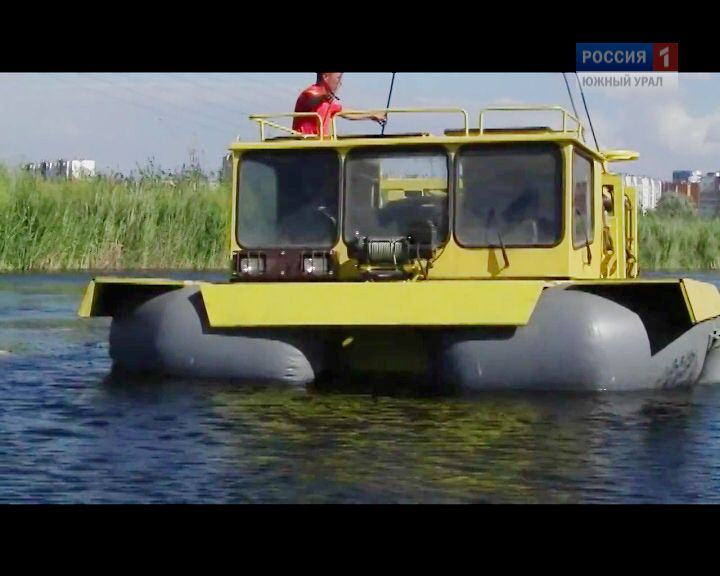 В Челябинске научили плавать бульдозер