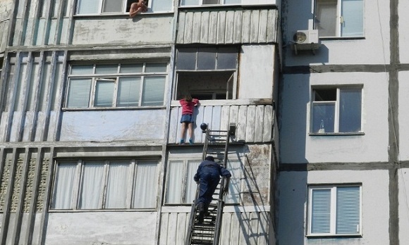 В Златоусте мужчина спас от падения с балкона 4 этажа трехлетнюю девочку