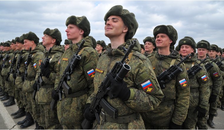 Жители России празднуют День защитника Отечества