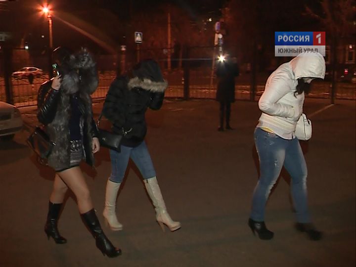 Ночные бабочки девушки. Задержание ночных бабочек. Девушка на трассе. Красивые девушки легкого поведения. Ночные бабочки омск.