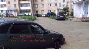 В Челябинске автомобиль ушёл колесом в 1,5-метровую яму