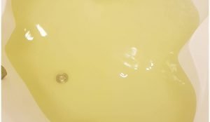 Из кранов в Челябинске потекла вода ярко-желтого цвета