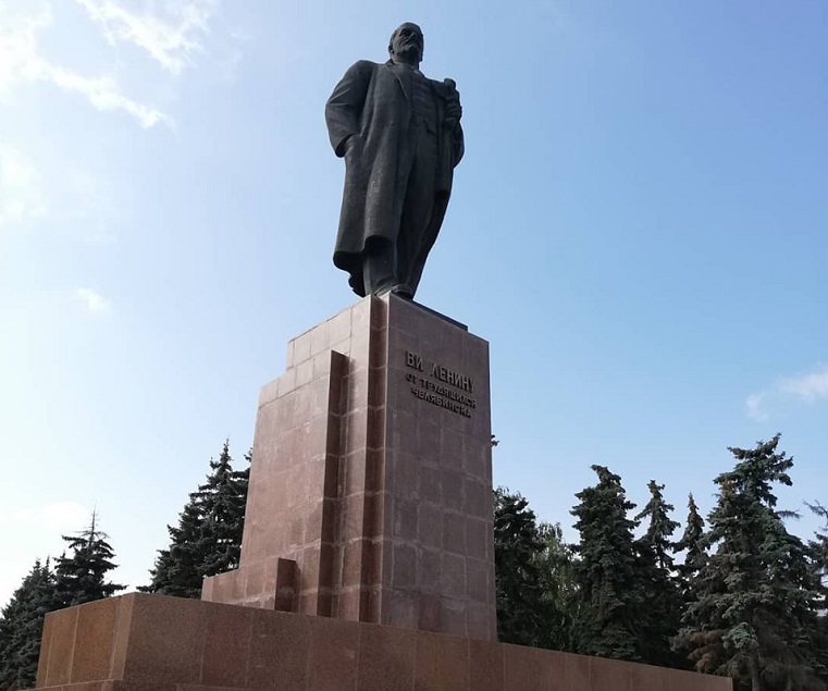 В Челябинске помыли памятник Ленину на Площади Революции 