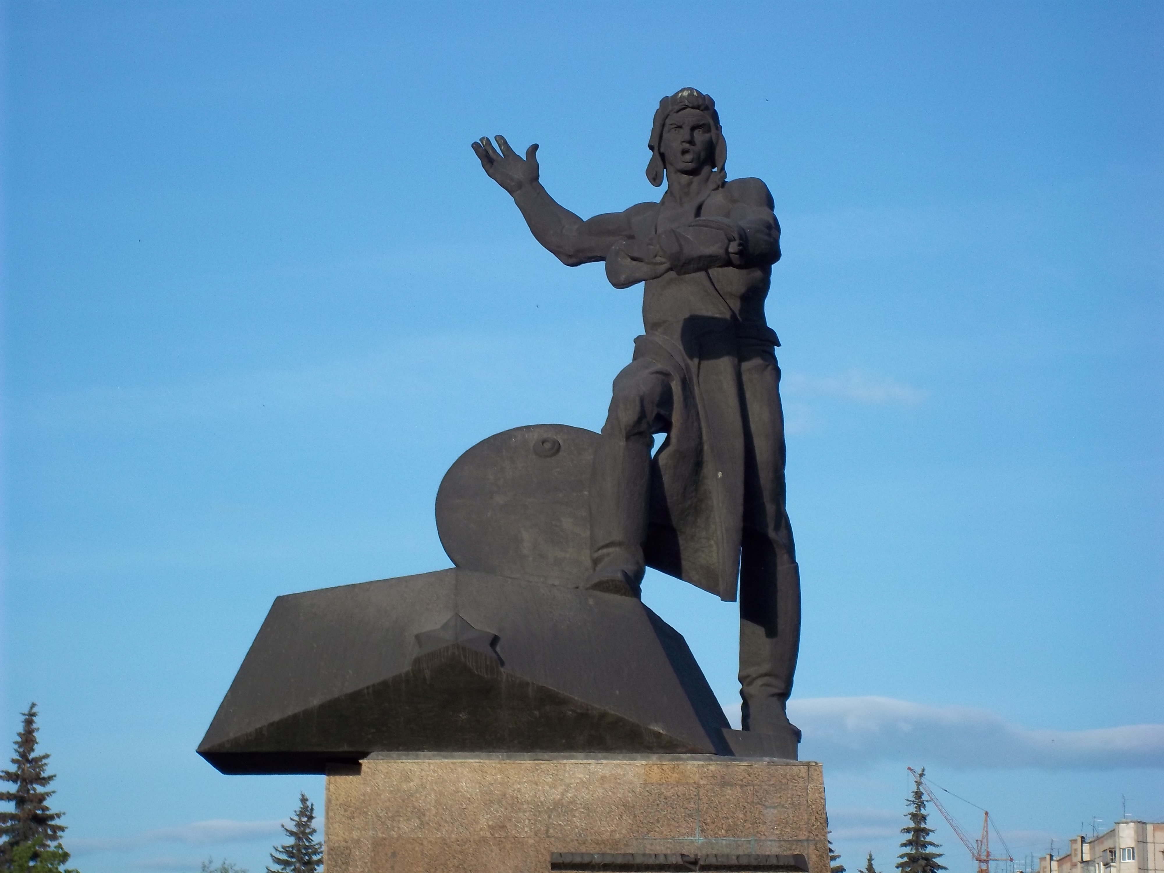 В каком городе установлен памятник уральском. Памятник танкисту в Челябинске. Памятник добровольцам-танкистам памятники Челябинска. Монумент добровольцам танкистам Челябинск. Памятник танкистам добровольцам в городе Челябинске.