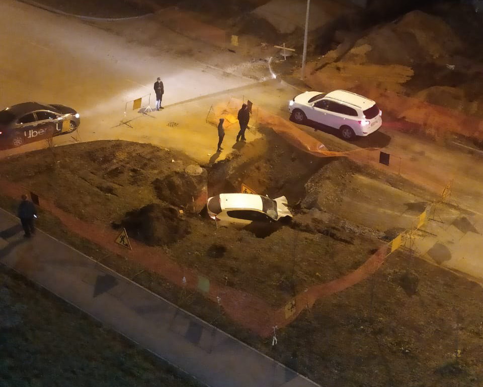 Провальная яма. Провалиться в яму. Провалиться в яму. Провальная яма. Яма в земле.