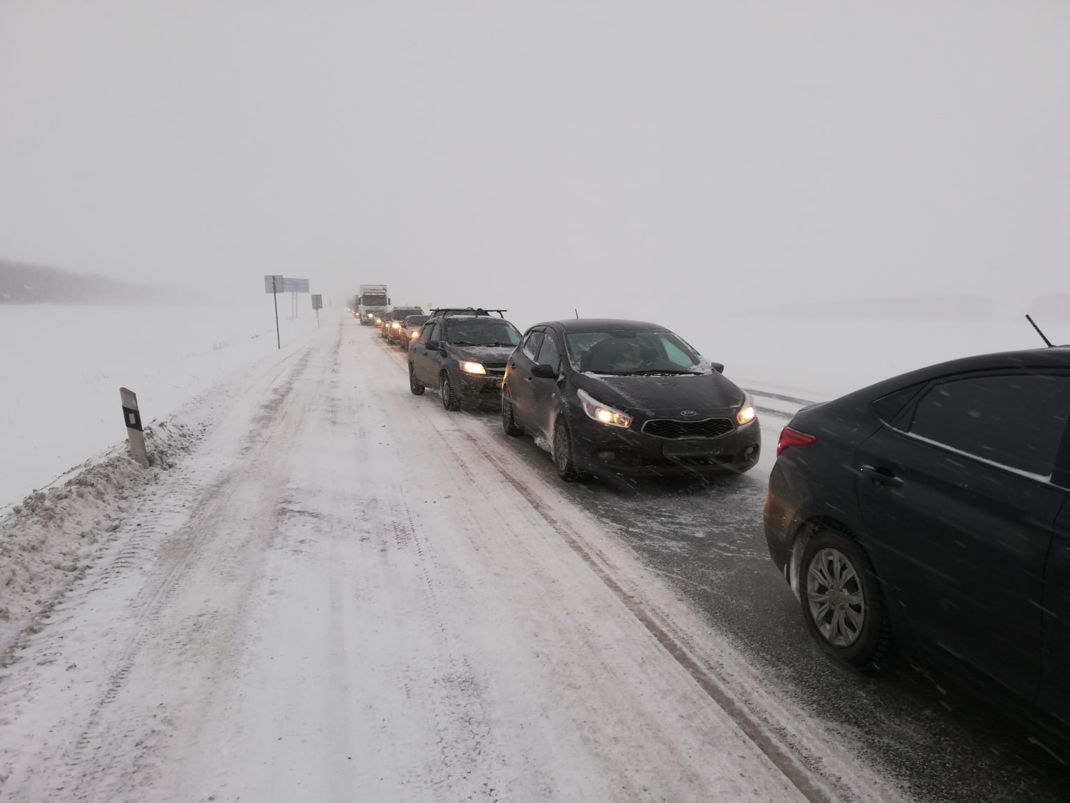 Уфа обстановка на сейчас. Обстановка на трассе м5 Челябинск Уфа сегодня. Снегопад трасса м5. Снегопад на трассе м5. Метель на трассе в пробке.