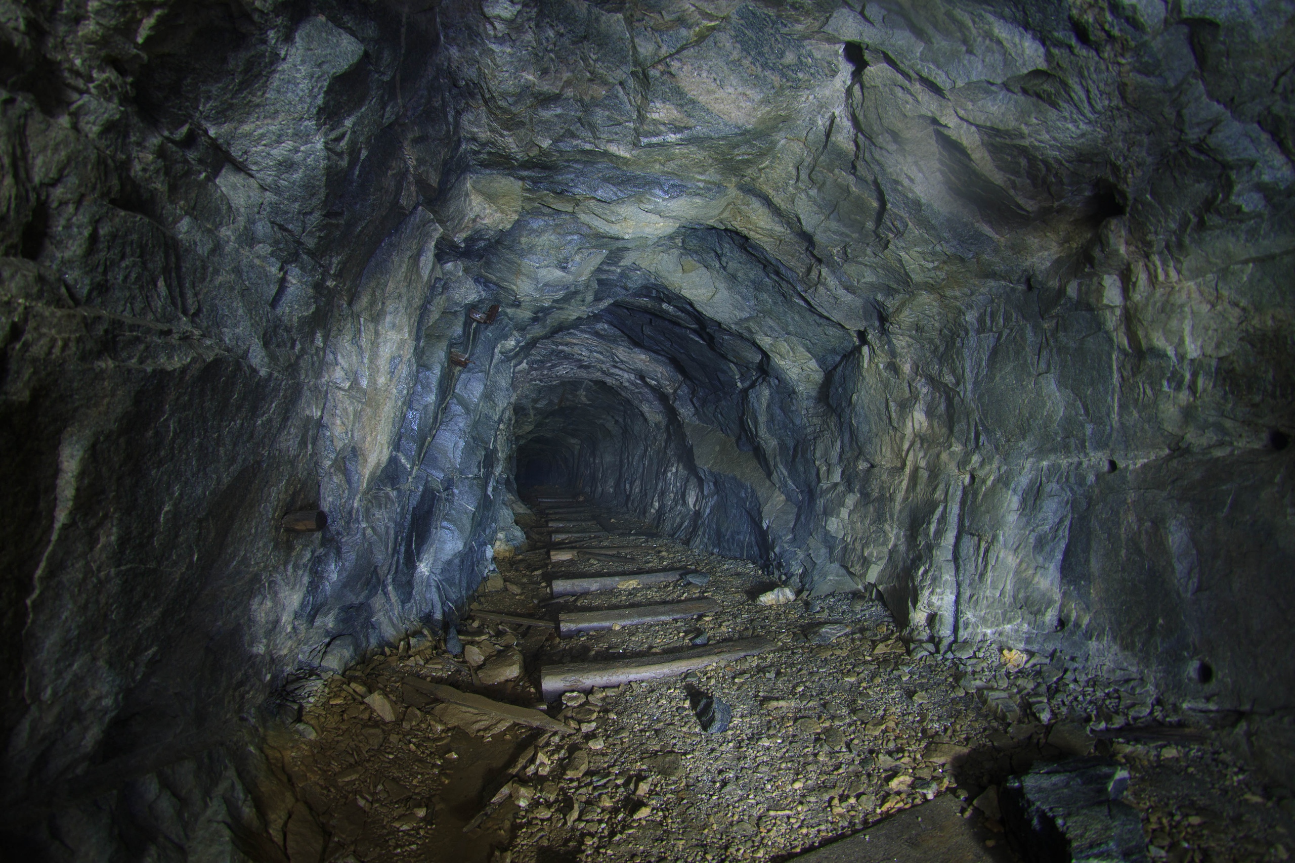 Сокские пещеры самара. Штольня липецк. Штольня алтай. Подземные штольни. Пещера штольня адыгея.