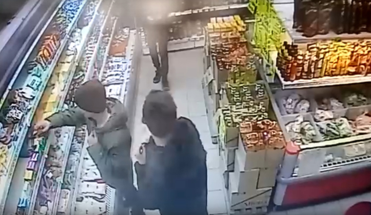 Сырная банда. Подростки на Урале обчистили продуктовый магазин ВИДЕО