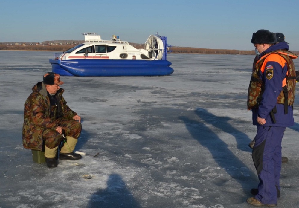 Прячутся от коронавируса. Рыбаки на Урале "самоизолировались" на озерах