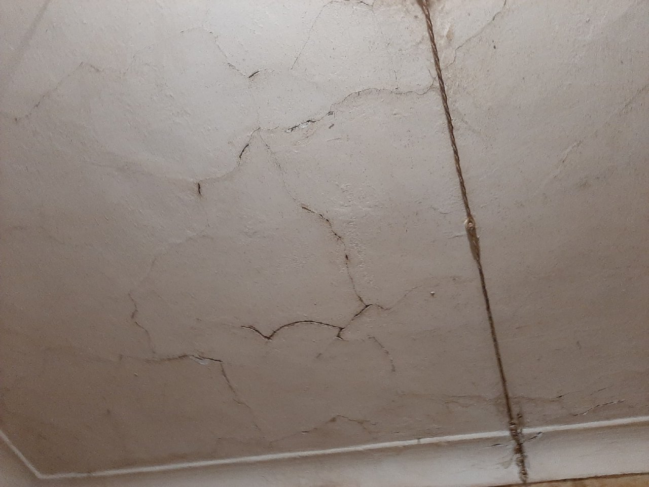 Допускаются трещины. Старый потолок. Трещины на потолке. Потрескавшийся потолок. Трескается потолок.