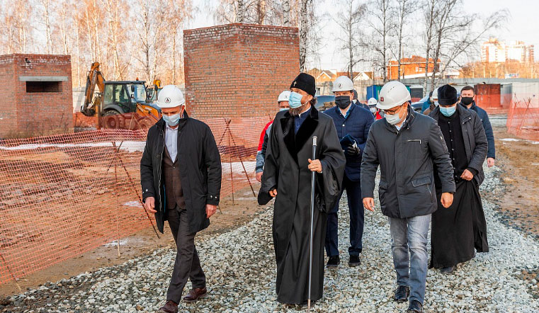 70 метров над землей. В Челябинске устанавливают купола на соборе Рождества Христова 70 метров над землей. В Челябинске устанавливают купола на соборе Рождества Христова