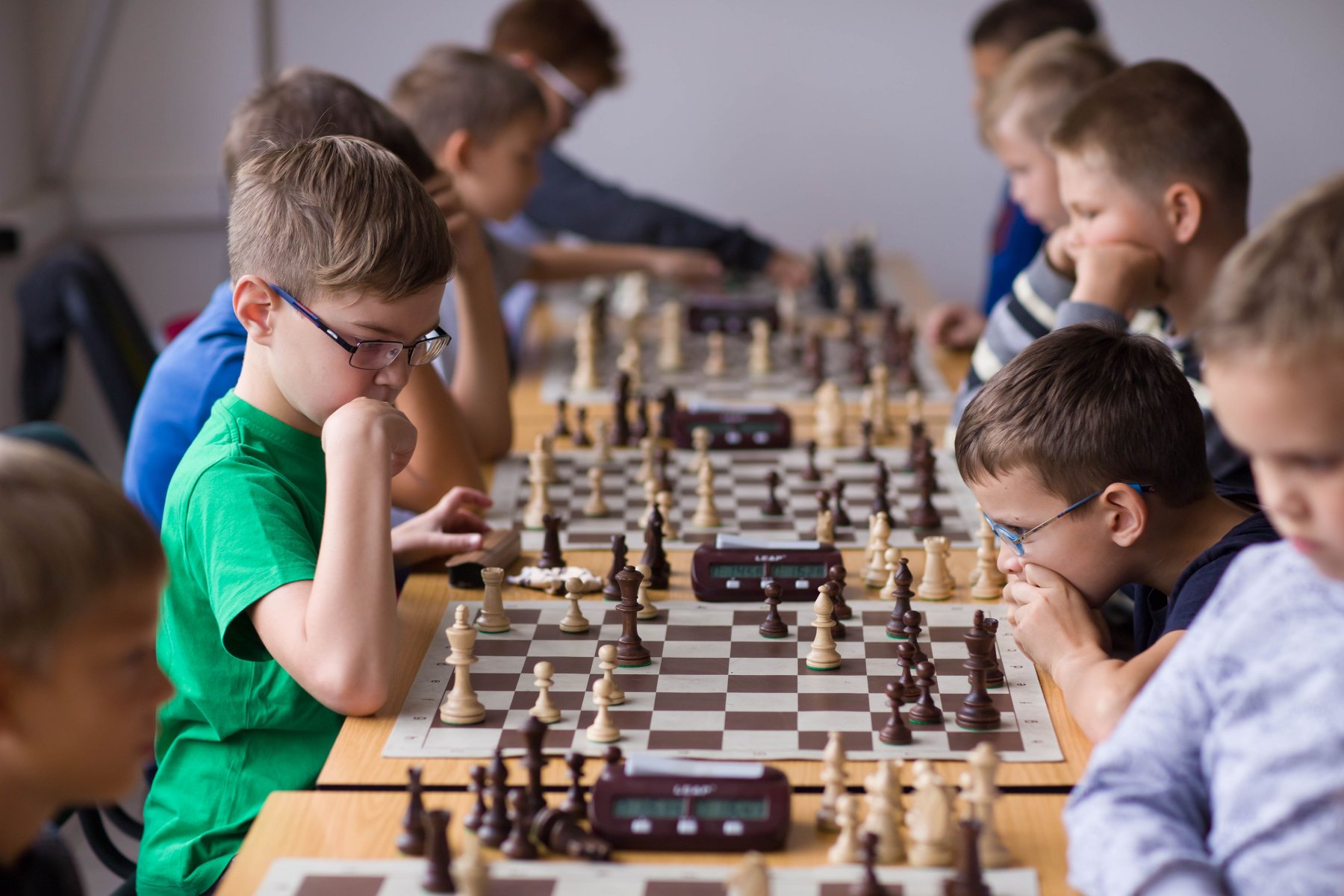 Подростки играют в шахматы