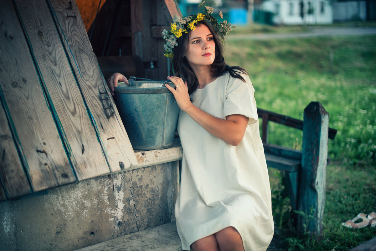 Полную девушку в деревне. Сельские девушки. Фотосессия в деревенском доме. Красивые женщины в деревне. Деревенская фотосессия.