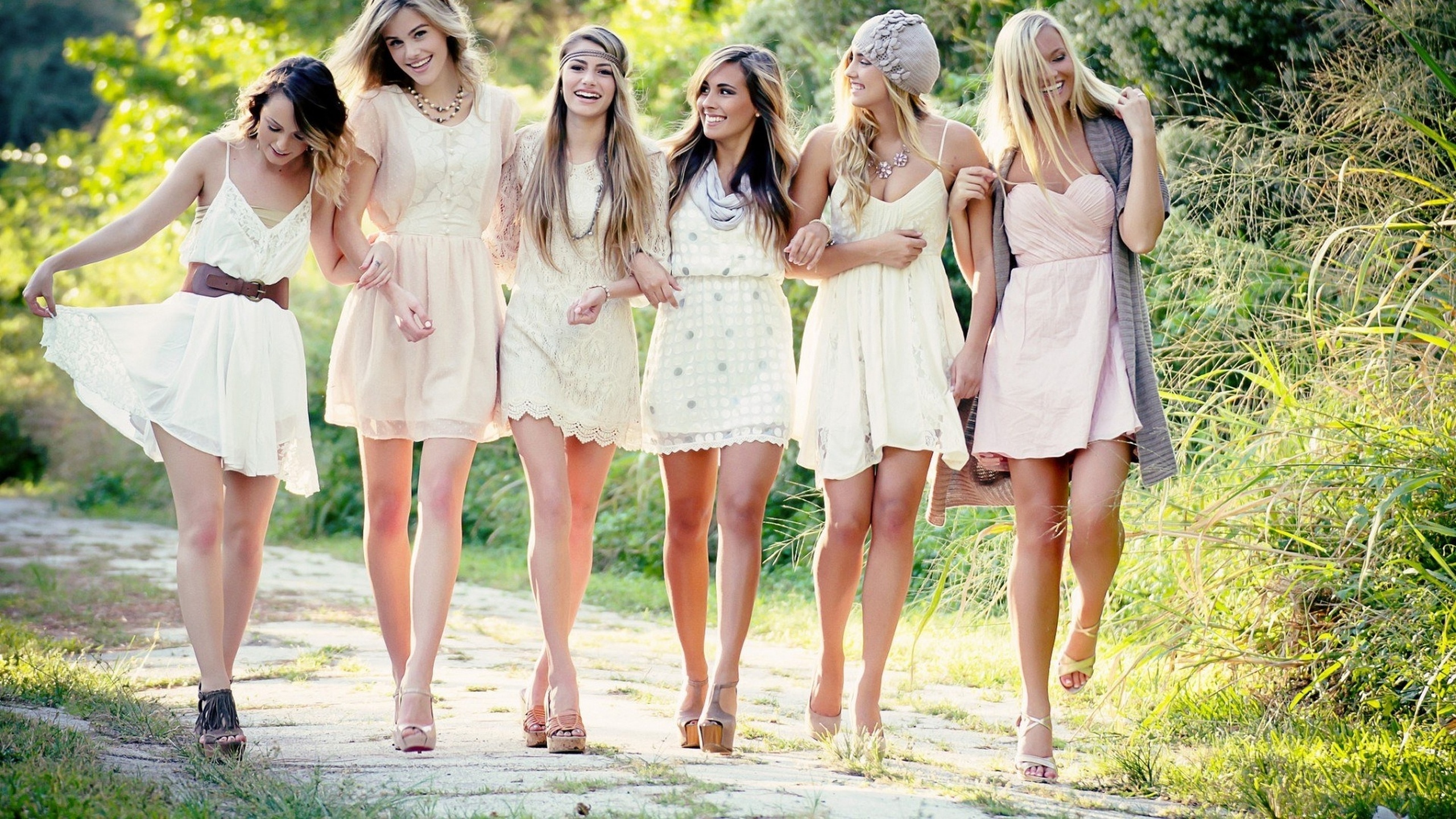 Lady friends. Фотосессия подруг. Несколько девушек. Девушка лето. Группа девушек в платьях.