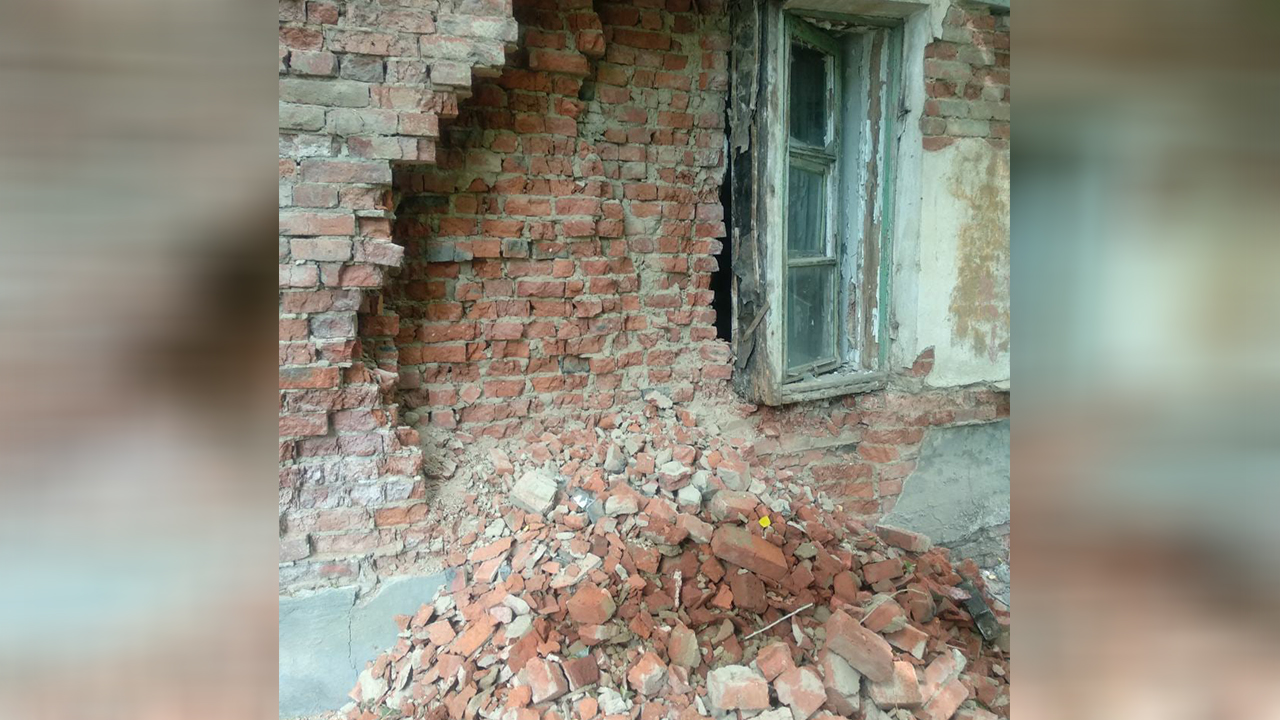 Рухнула стена: в Челябинской области нашли опасное общежитие