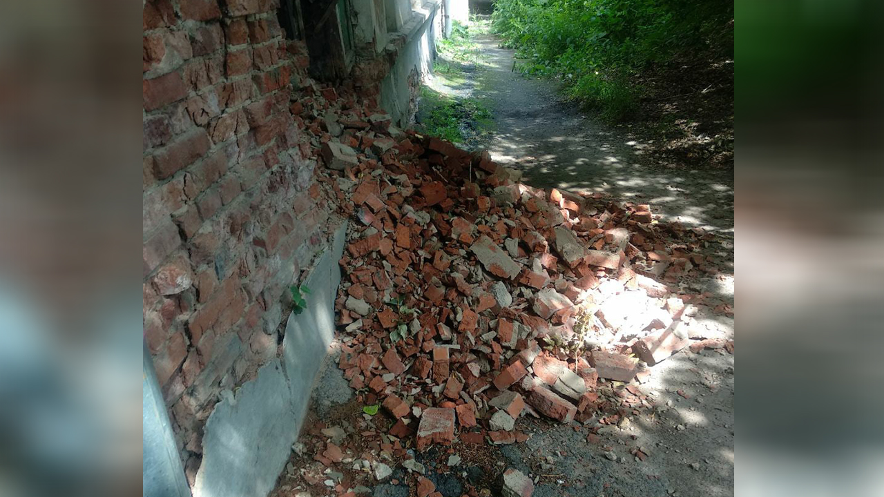 Рухнула стена: в Челябинской области нашли опасное общежитие