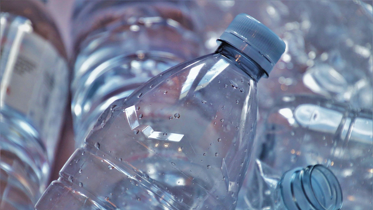 Новая жизнь пластиковых бутылок: на Урале мусор превращают в строительный материал