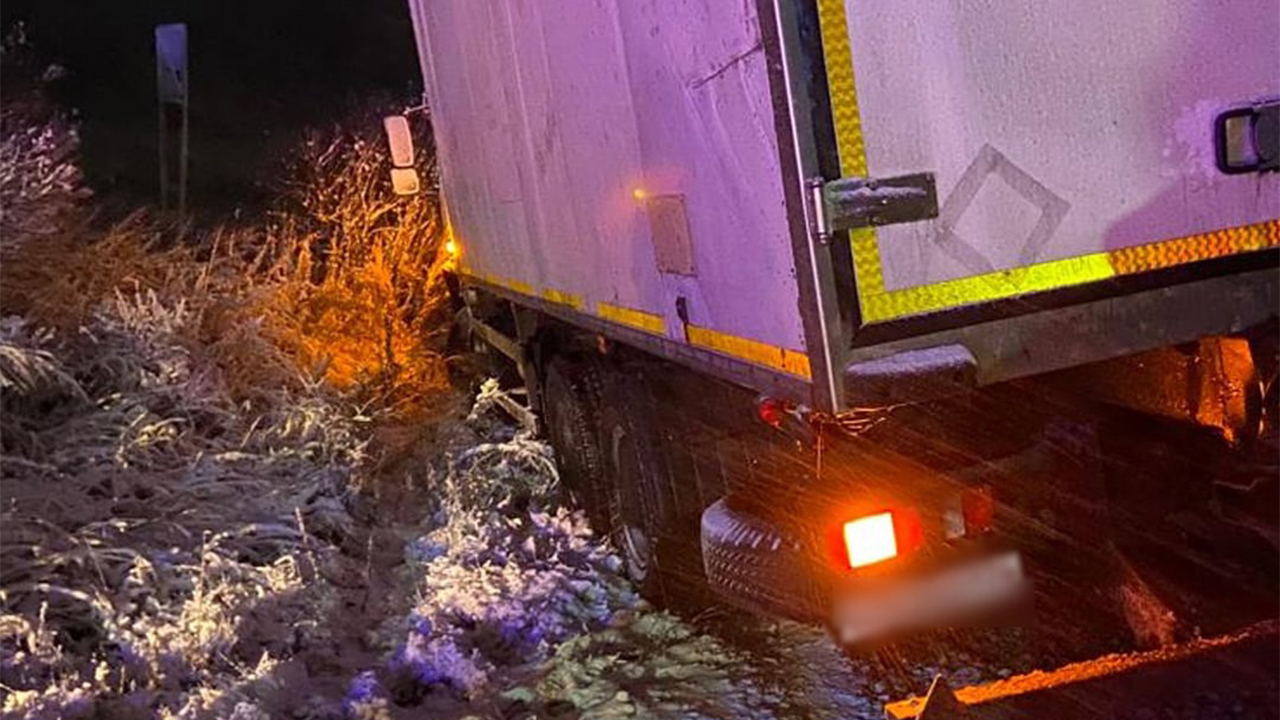 На М5 в Челябинской области грузовик снес легковушку: серьезно пострадали 3 человека
