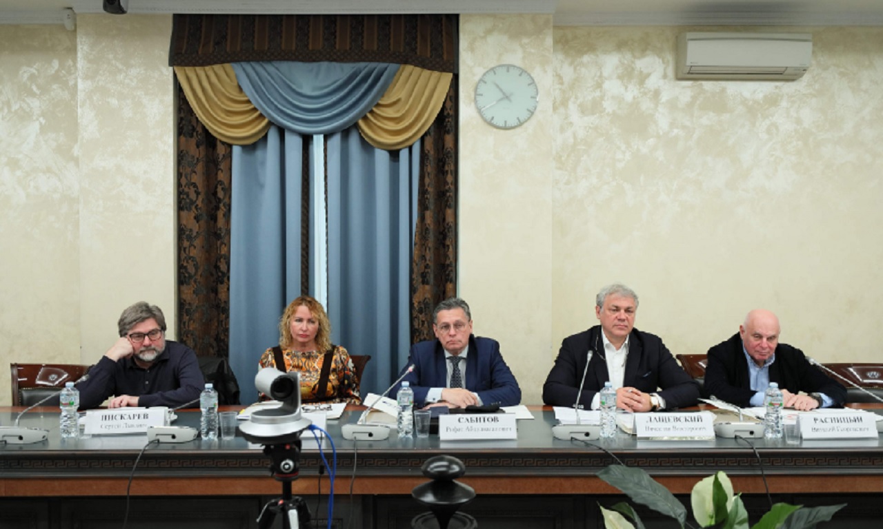 Рифат Сабитов провел заседание координационного совета коммуникационной индустрии в Общественной палате