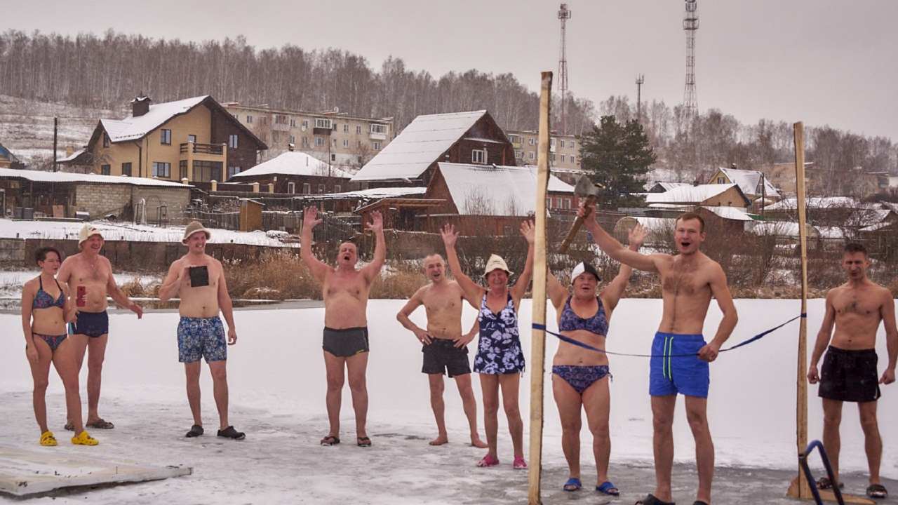 Моржи Челябинской области открыли сезон купания в ледяной воде