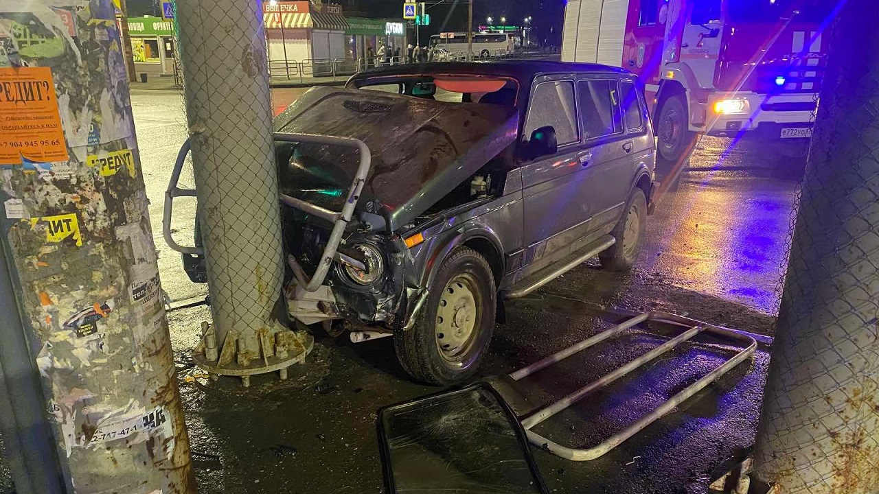 Авто врезалось в трасформатор