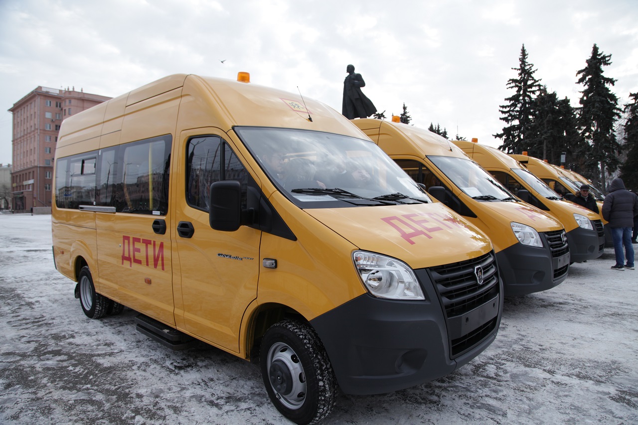 Губернатор Текслер вручил новые автобусы для школ Челябинской области