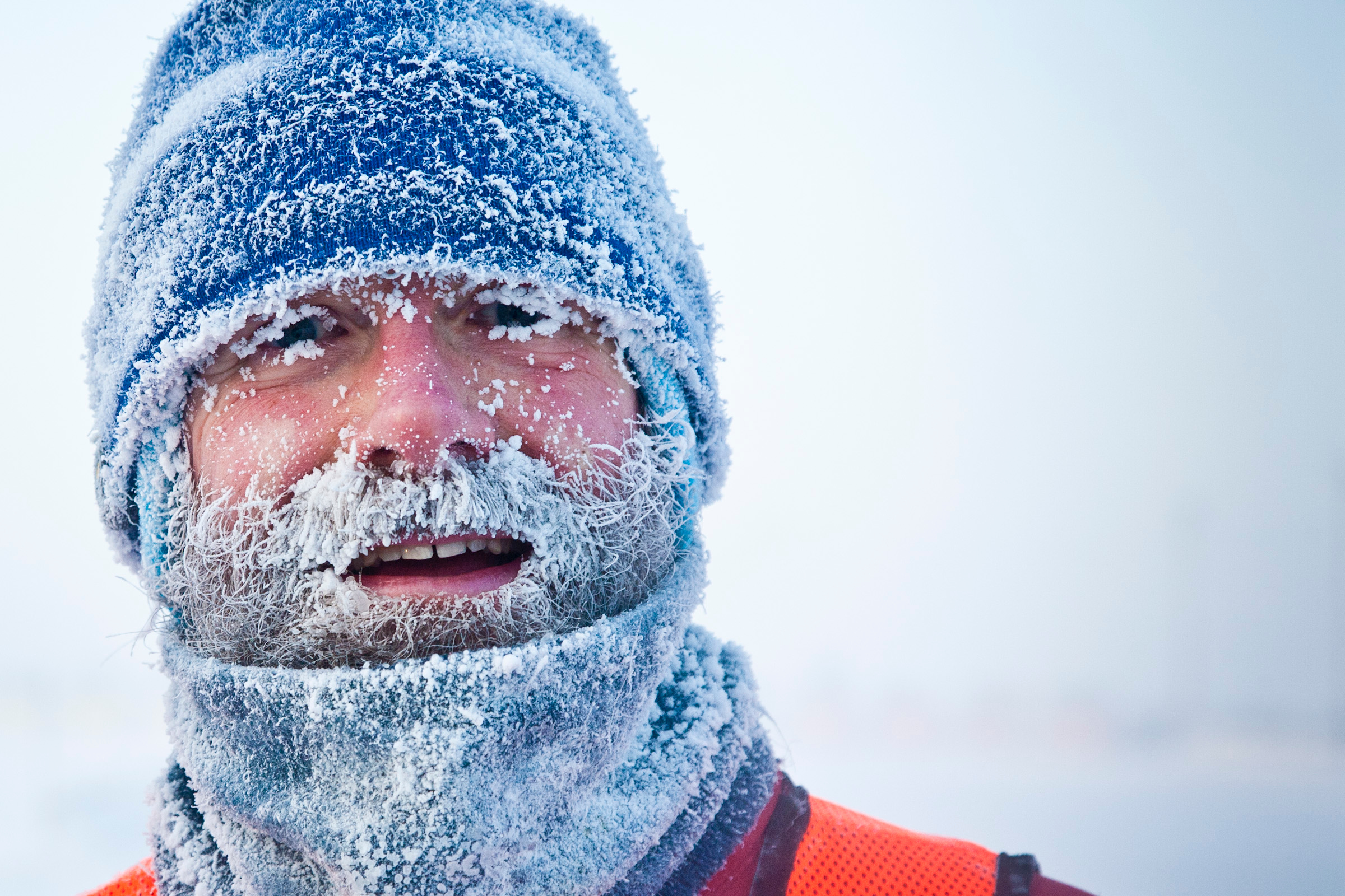 Life is cold. Люди зимой. Иней на лице. Холодная зима. Человек в инее.