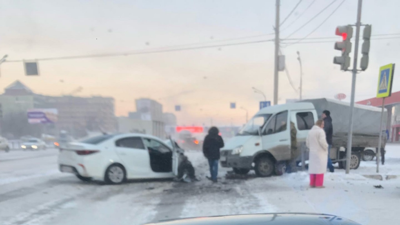 Иномарка протаранила грузовик в Челябинской области