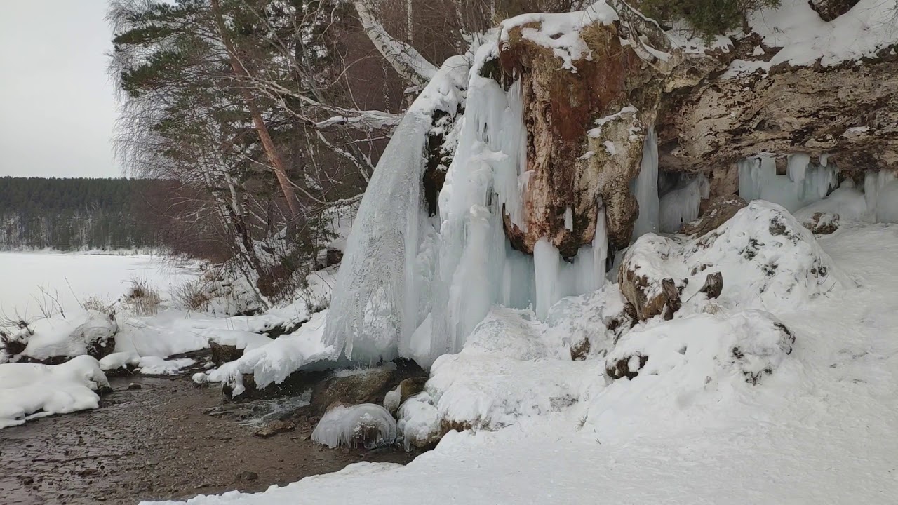Плачущий водопад замерз на Урале
