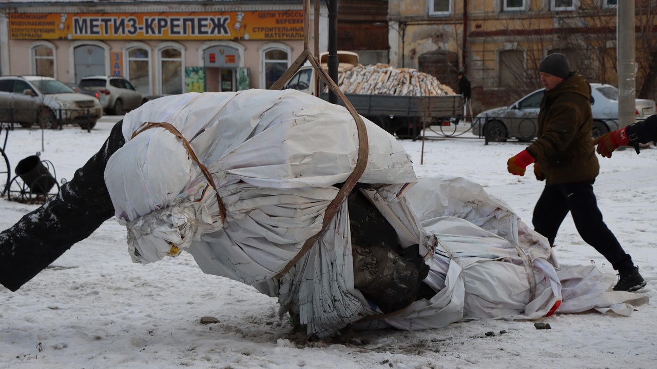 В Челябинской области оторвали ноги у памятника Ленину ВИДЕО