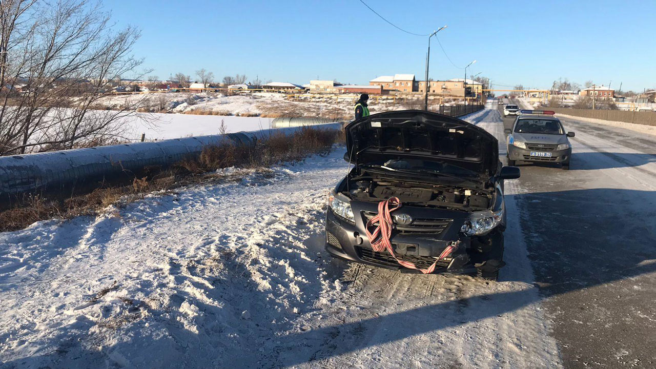 82-летний водитель врезался в трубу теплотрассы в Челябинской области