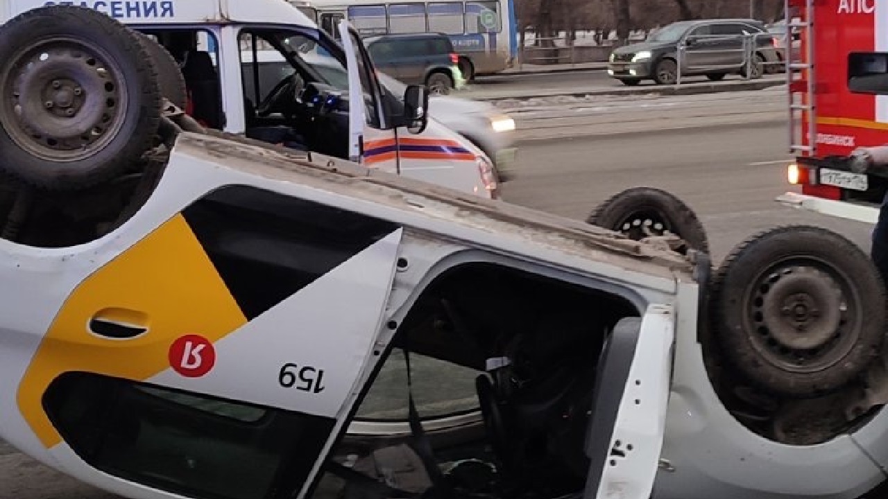 Такси с пассажирами перевернулось в центре Челябинска