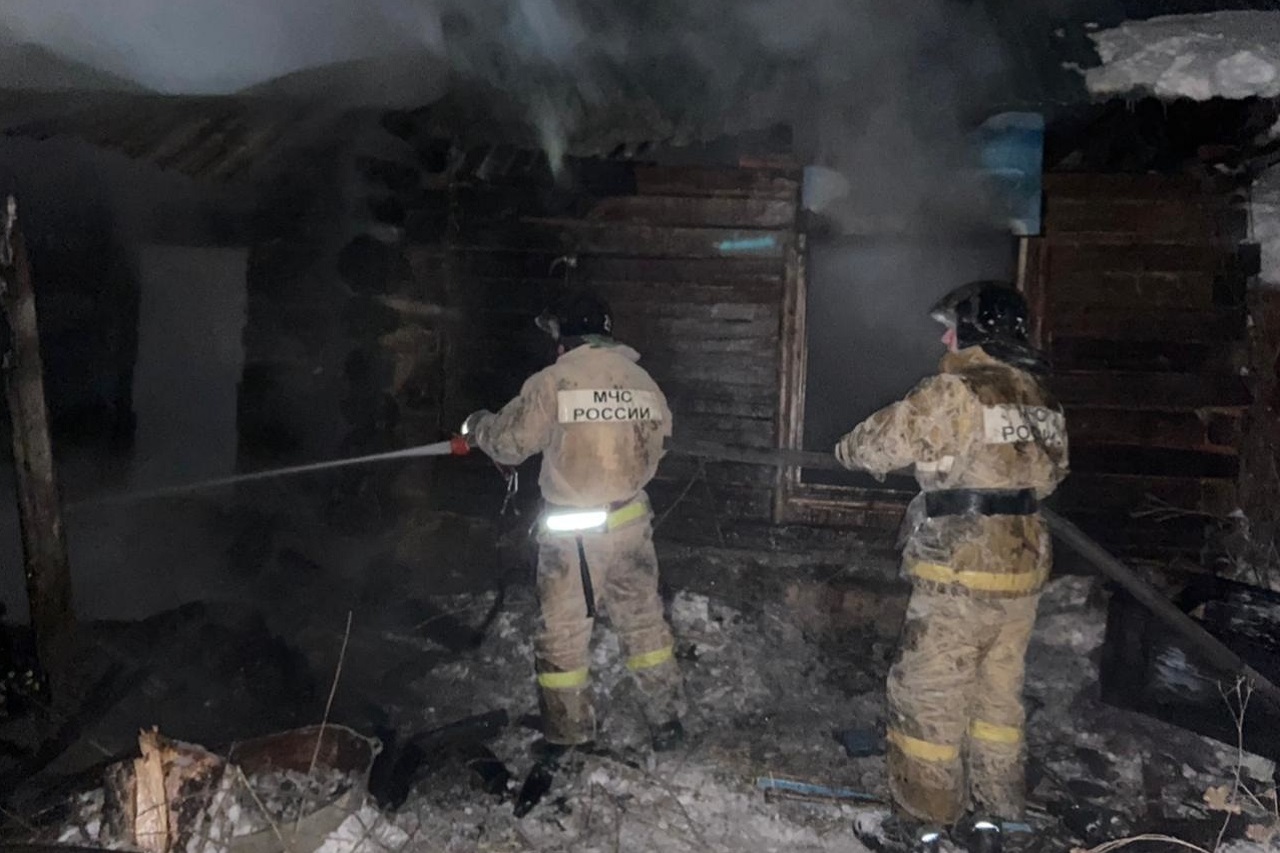 Во время пожара в жилом доме в Челябинской области погибли 2 человека