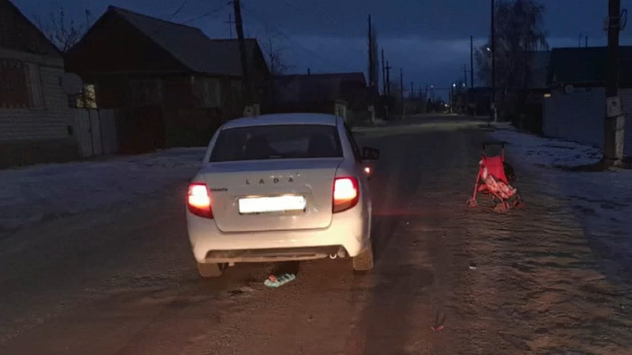 Автомобиль сбил женщину с коляской в Челябинской области: мать и 2 детей доставлены в больницу