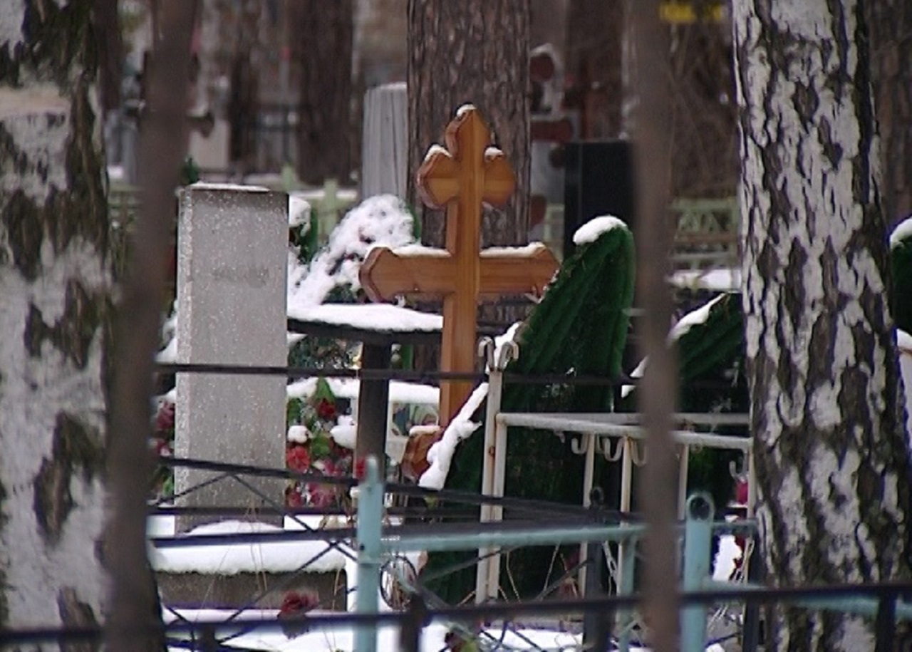 Вандалы разгромили Митрофановское кладбище в Челябинске 
