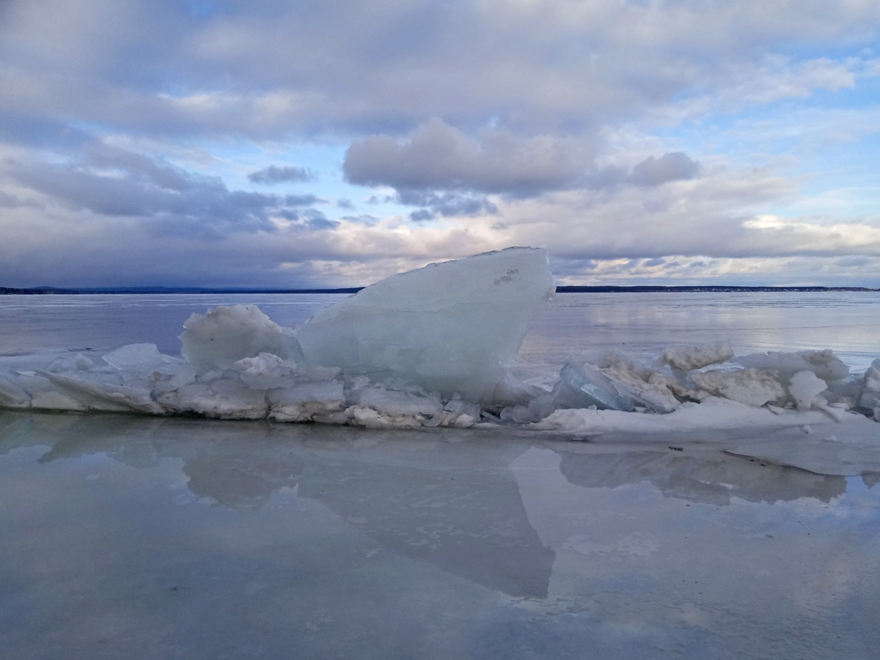 Синарский разлом: необычный лед заметили на озере в Челябинской области ВИДЕО