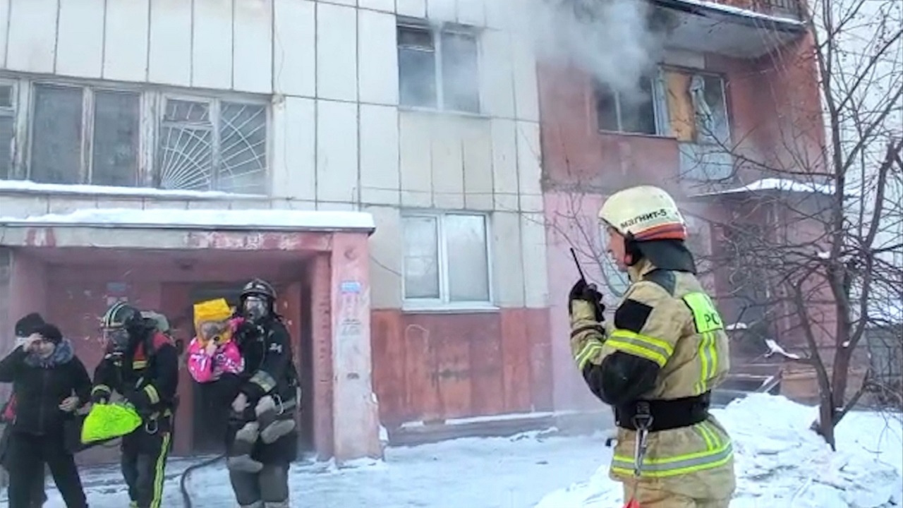 Спасли 45 человек: многоэтажка загорелась в Магнитогорске Спасли 45 человек: многоэтажка загорелась в Магнитогорске