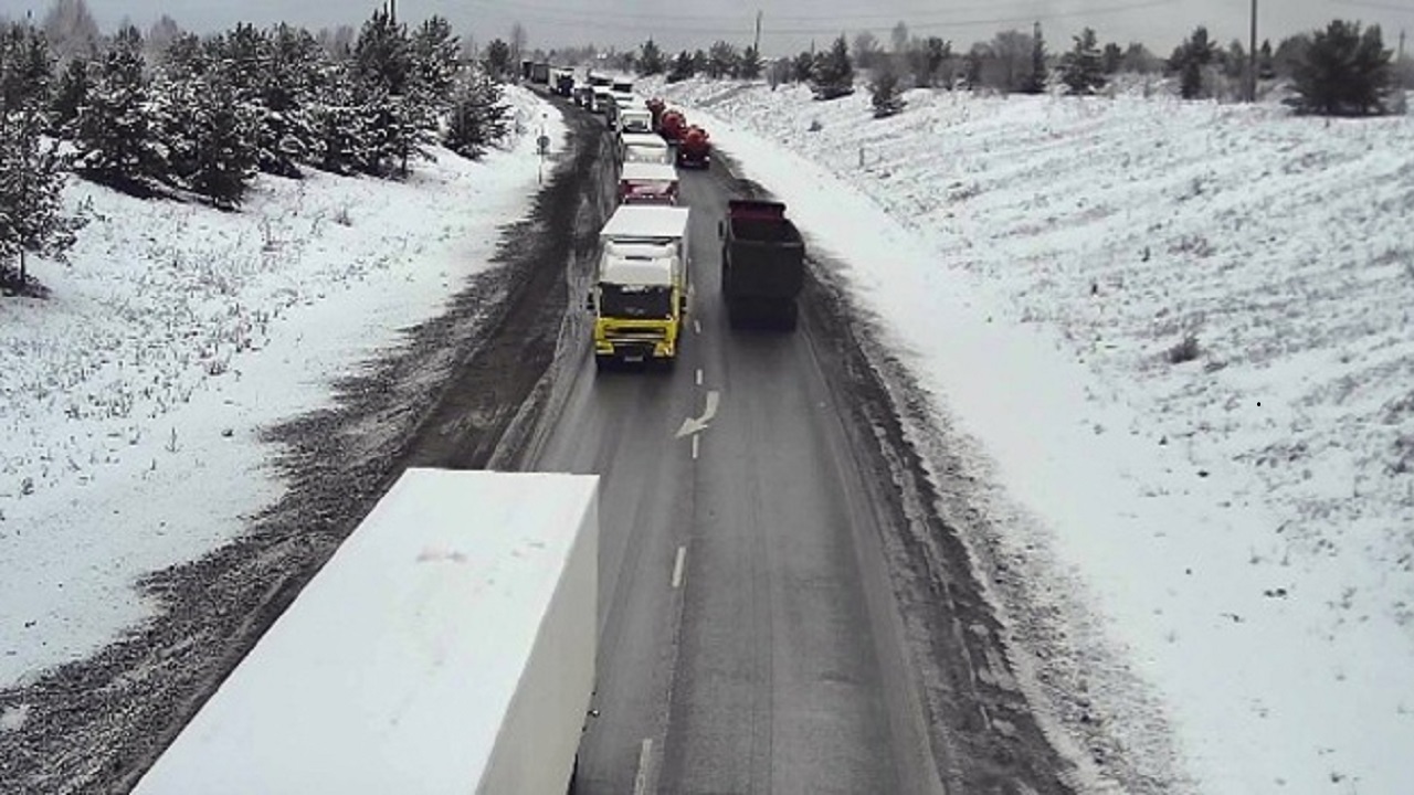 На дорогах Челябинской области из-за непогоды образовались огромные пробки