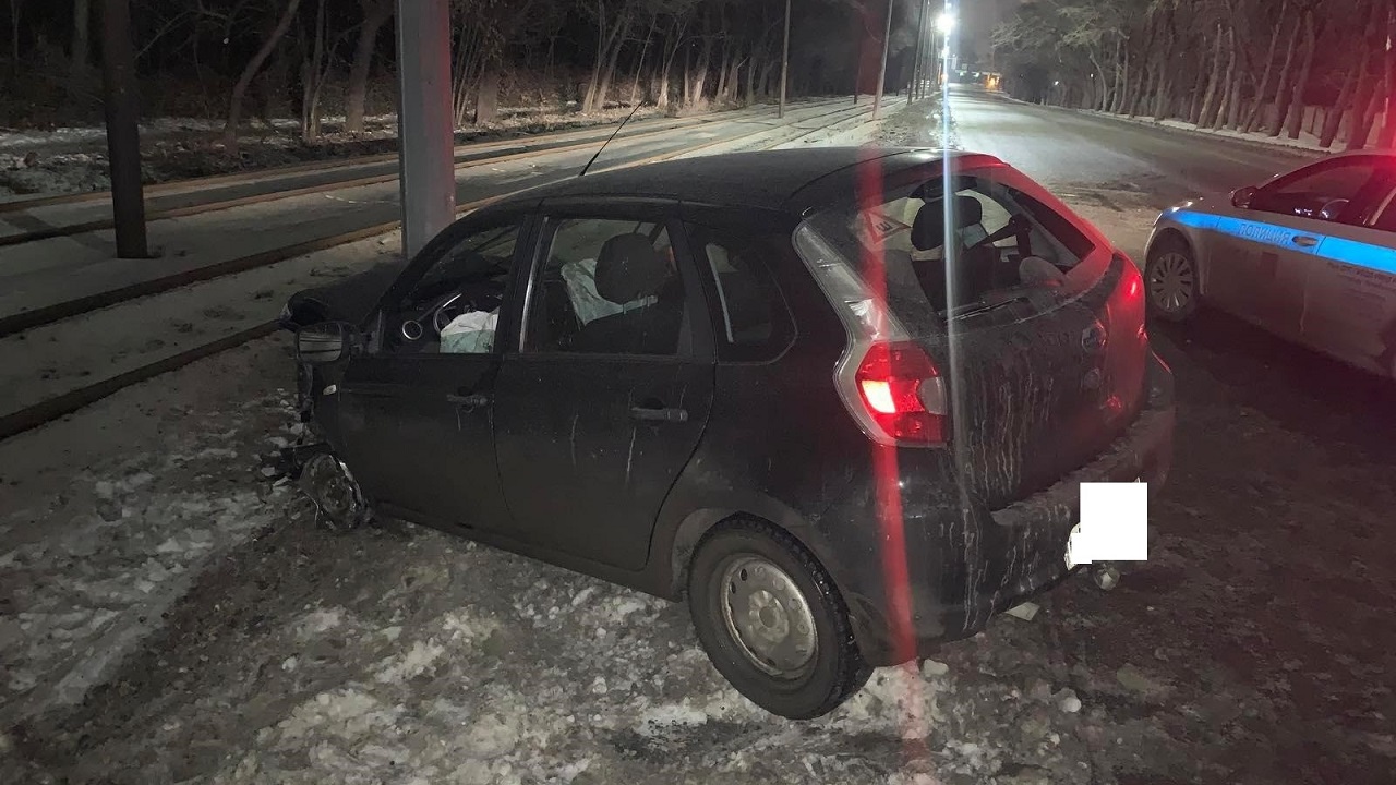 Автомобиль протаранил электроопору в Челябинске