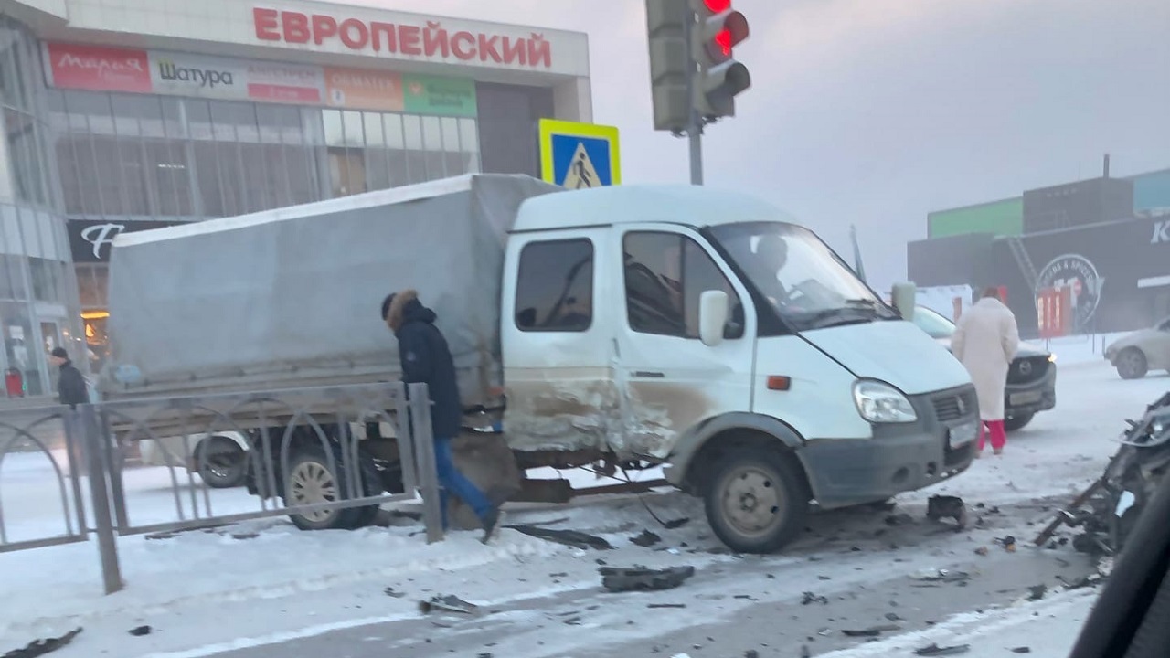 Иномарка протаранила грузовик в Челябинской области