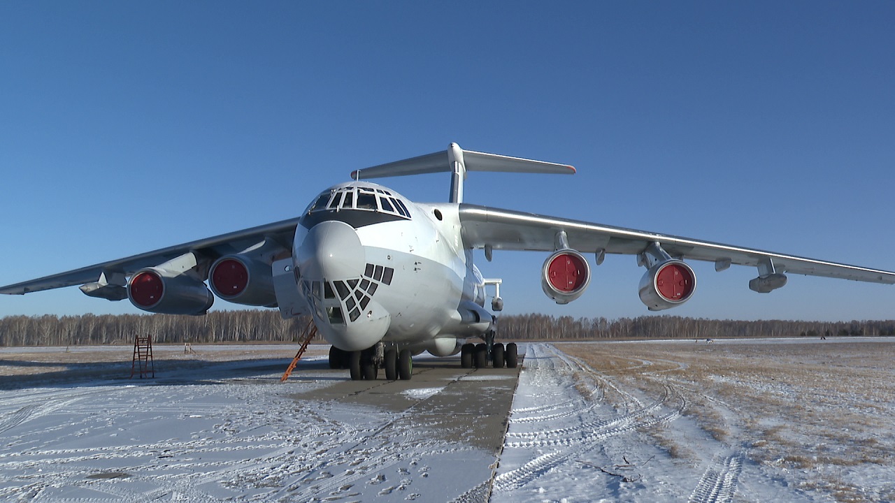 Тысячи литров в минуту: дозаправку самолетов устроили в небе над Челябинском