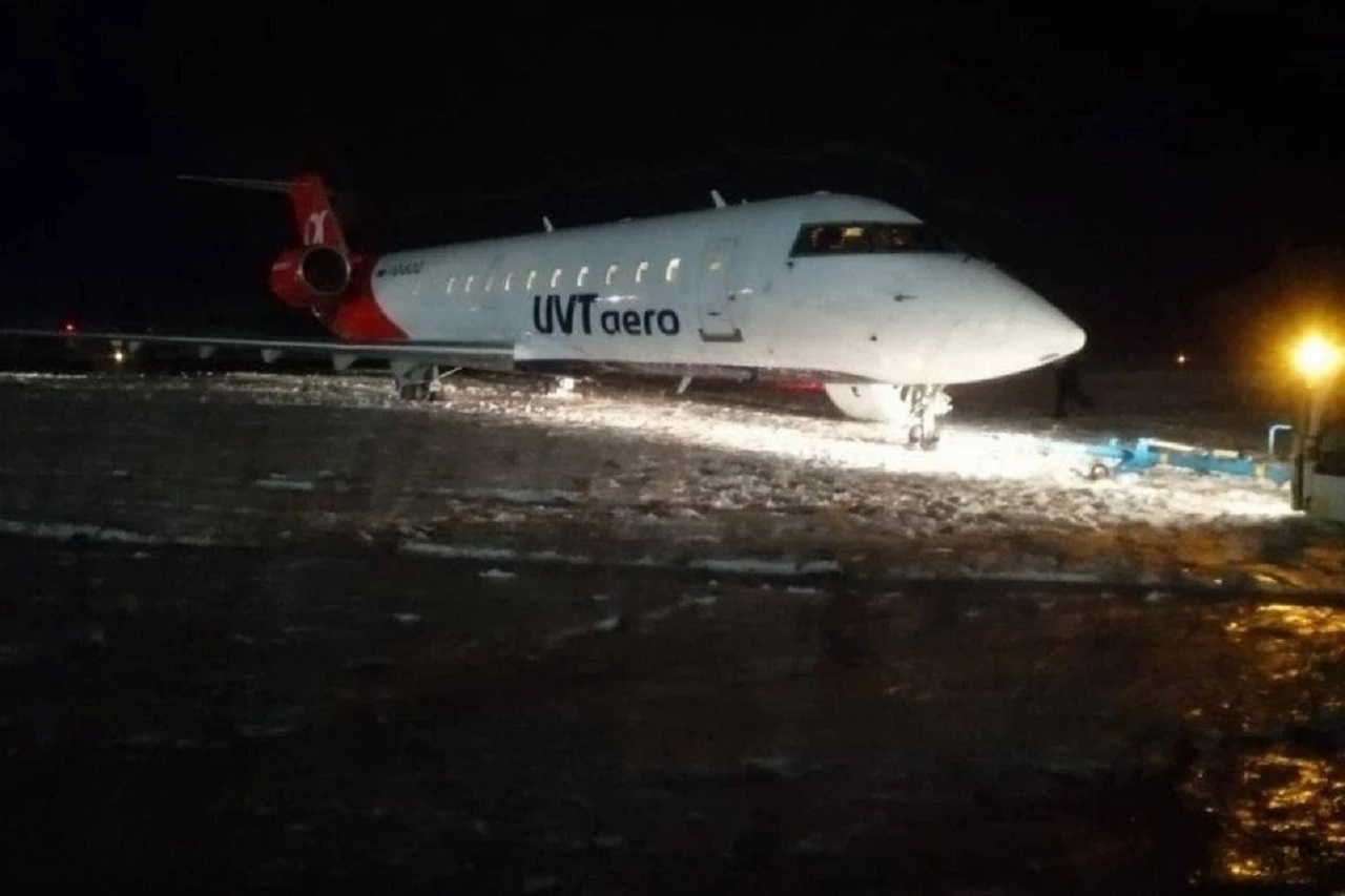 Самолет в Челябинске выкатился за пределы взлетно-посадочной полосы