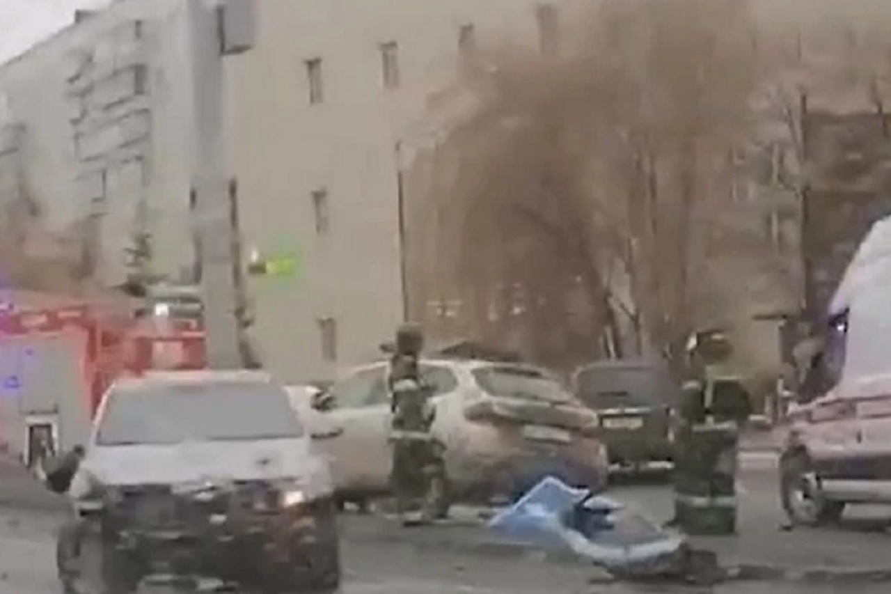 Иномарка протаранила дорожный знак в Челябинске