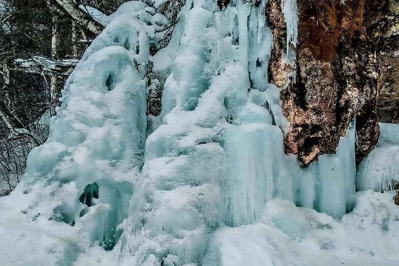 Плачущий водопад замерз на Урале