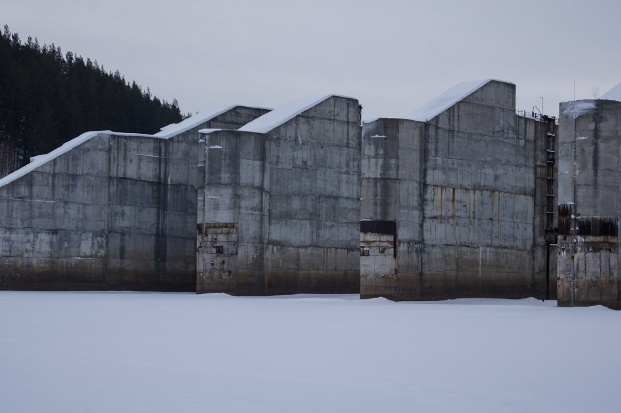 Гигантские руины: заброшенную плотину на Урале завалило снегом ФОТО