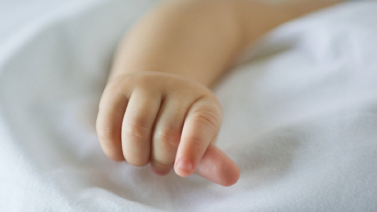 В Челябинской области младенца с синяками и сломанной рукой доставили в больницу