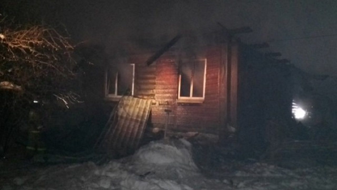 На пожаре в Костромской области погибли двое детей и их отец из Озерска