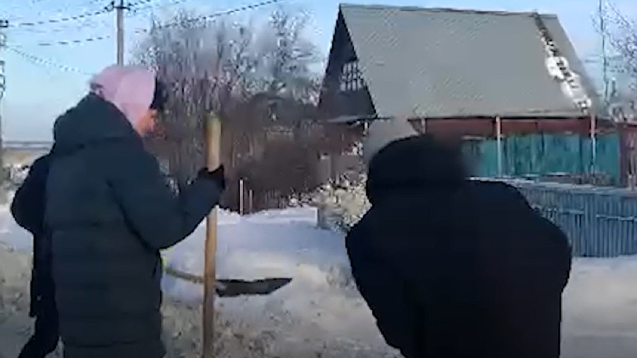 В Челябинской области волонтеры освободили пенсионерку из снежного плена