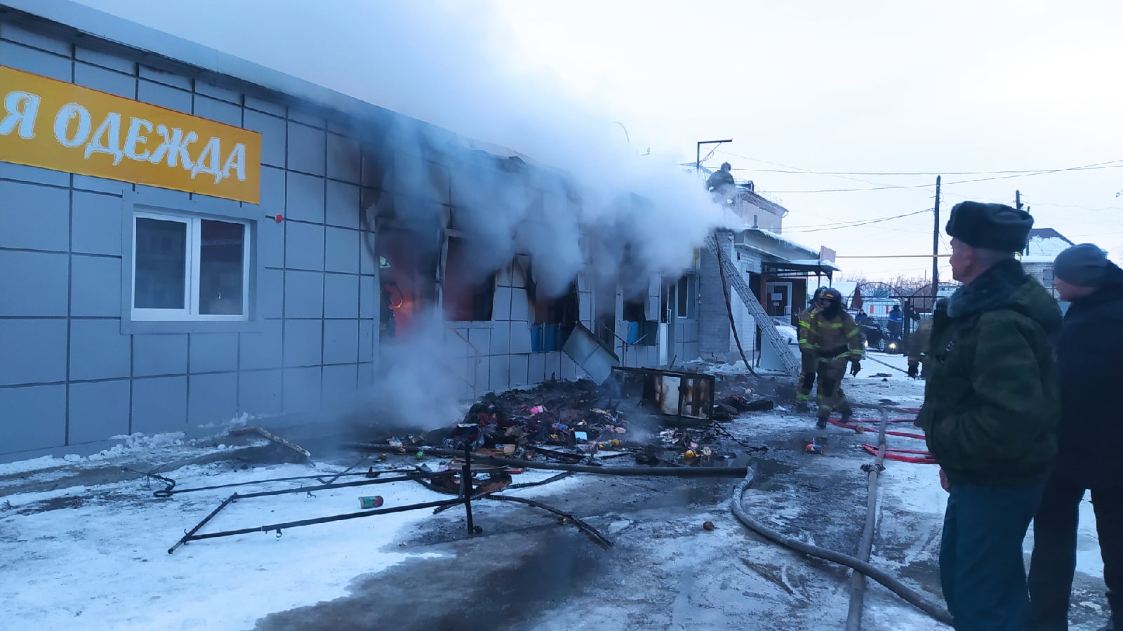 На городском рынке в Челябинской области сгорели 8 павильонов ВИДЕО