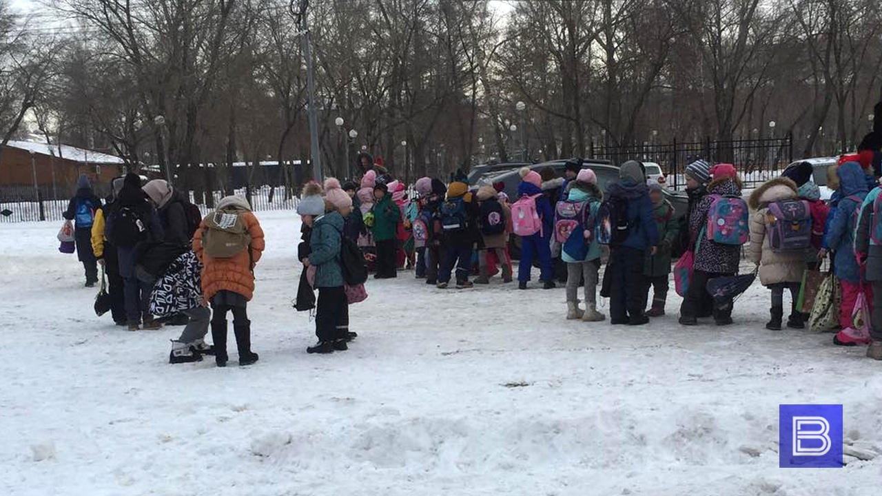 Второй раз за неделю: в Челябинске идет массовая эвакуация школ